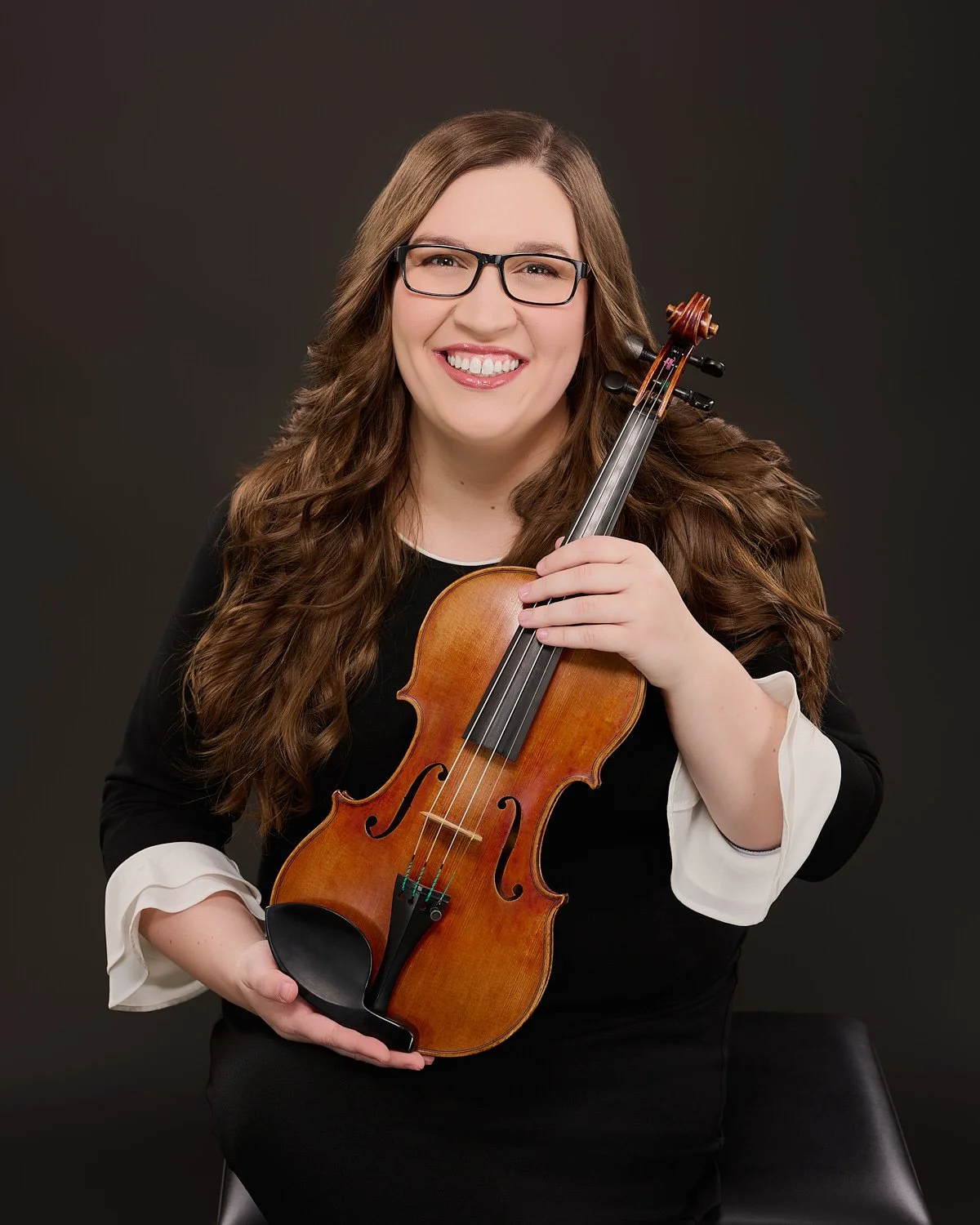 Shelby-Nichols-studio-portrait-violin-musician-20260420Z91_6100-R1.jpg
