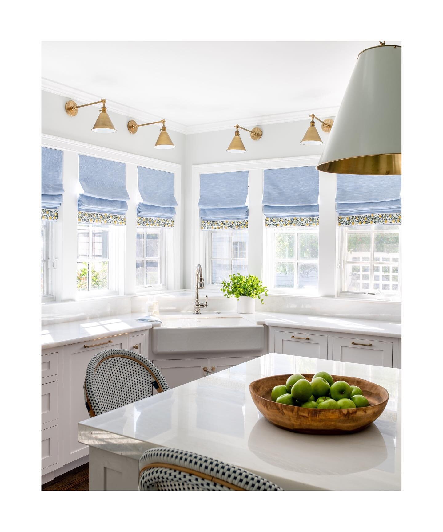 Soaking in some Sunday morning vibes before what is sure to be a busy week ahead!  #vanderkieftdesigns @vanderkieftdesigns @jessicadelaneyphotography #sundaymorning #kitchen #kitchenrenovation #naturallight #kitchenlighting #classicstyle #newenglandh