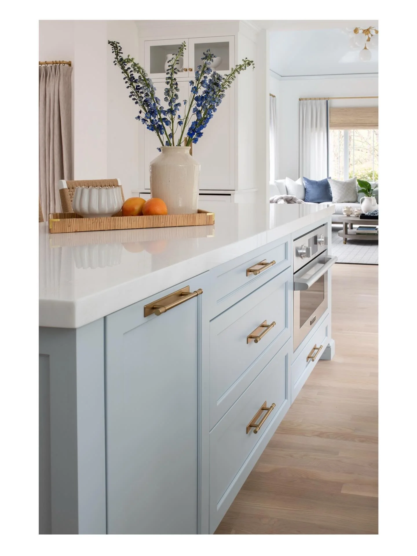 Springtime hues that feel happy year round!  Design: @vanderkieftdesigns  Cabinetry: @topnotchdesignstudio  Photography: @jessicadelaneyphotography