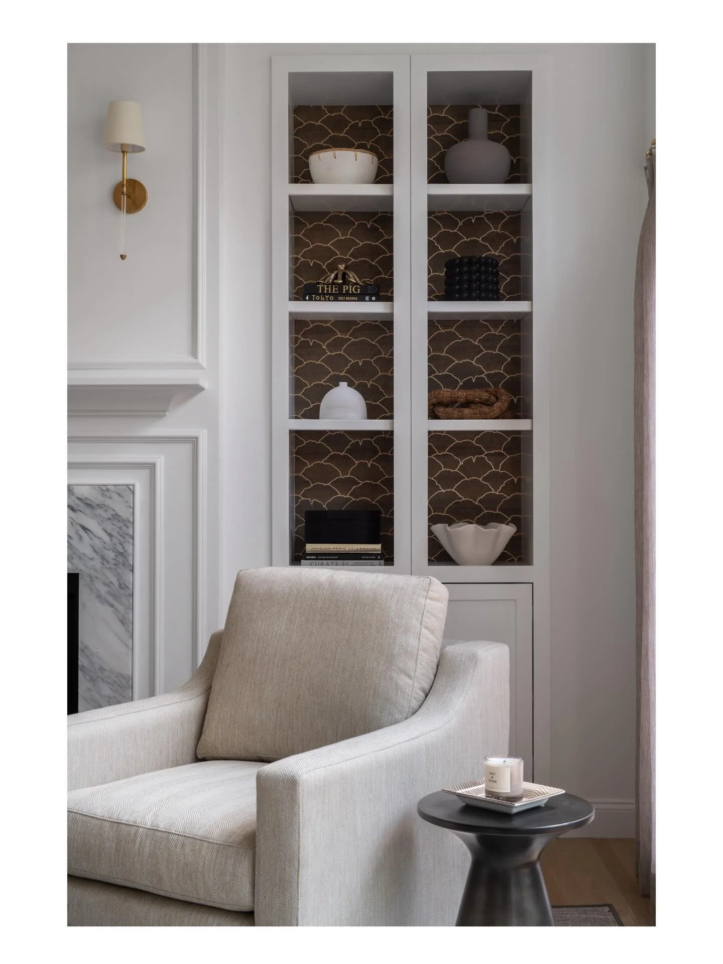 Elegantly Cozy for this Living Room Renovation!
Design: @vanderkieftdesigns  Photo: @jessicadelaneyphotography  #livingroom #classicstyle #wallpaper #builtins #hinghamdesigner @gregolearycustompainting @phillipjeffriesboston @lightnewengland @connoll