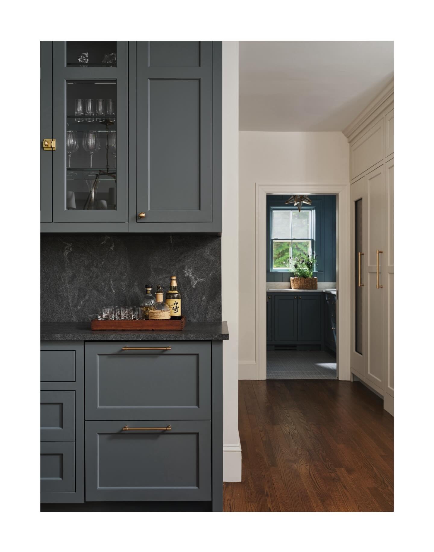 Design: @vanderkieftdesigns
Photography: @erinlittlephoto
*
*
*
*
@jewettfarms @lightnewengland @massebuildersllc #kitchen #kitchenrenovation #classicstyle #lovewhereyoulive #hingham