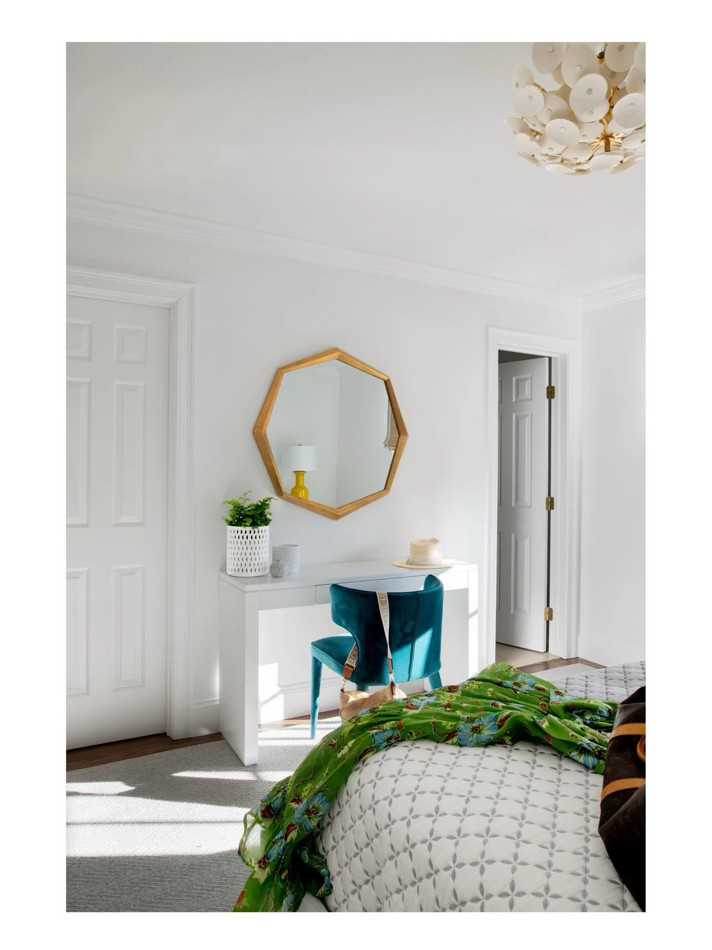 Anyone off to somewhere sunny this week?  Vacation ready☀️ Design: @vanderkieftdesigns  Photo: @jessicadelaneyphotography 
#hinghamdesigner #southshoredesiger #classicstyle