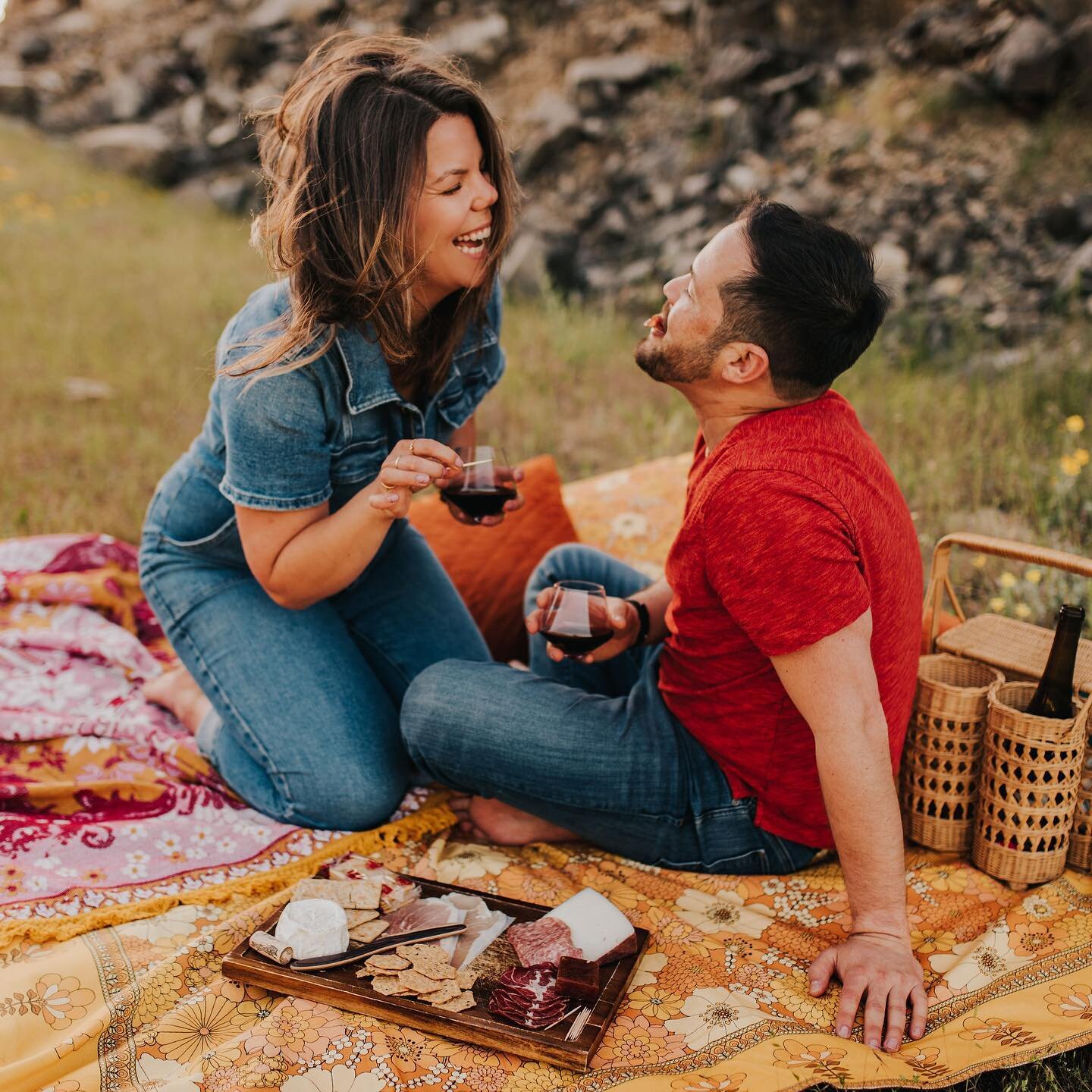 Happy Wedding Day Jenna and Joel!!🥰 I cannot wait to celebrate your love over the next two days! ❤️ How adorable is this little picnic session we had in the Columbia River Gorge?! 😍