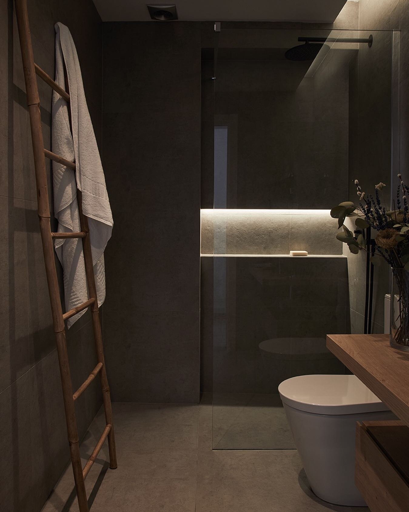 Darker elements and wood subtle details turns this private area into an intimate and comfortable environment.