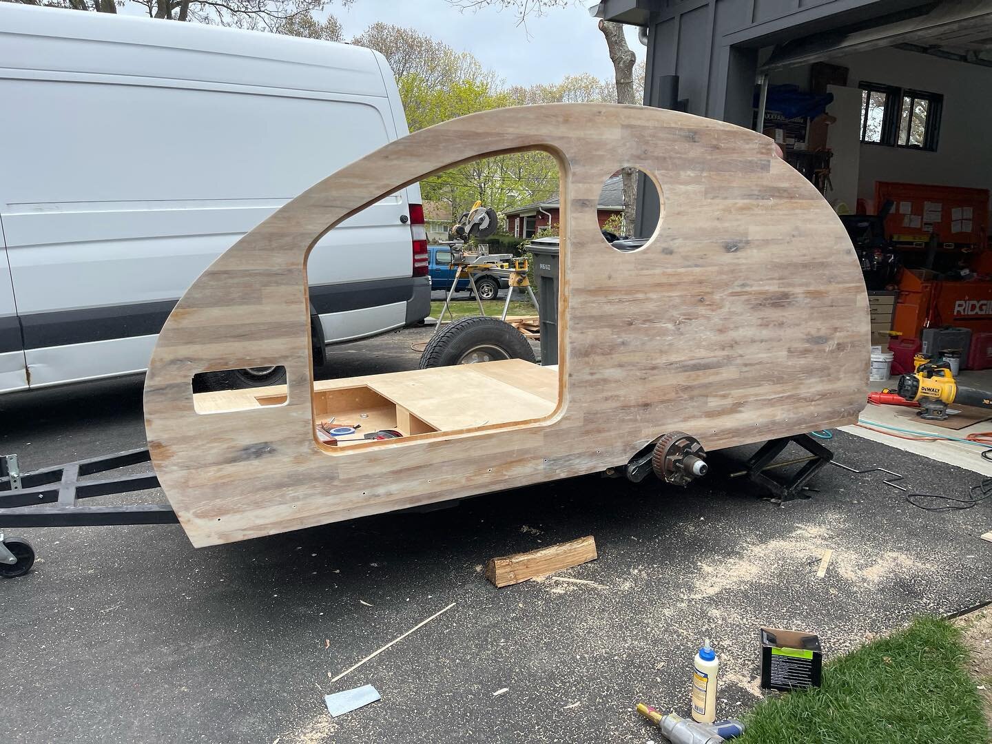 After a lot of problem solving, the drivers side wall is on! Second is getting fiberglass and epoxy now. 

&hellip;

#teardropthalassa #teardrop #teardroptrailer #teardropcamper #teardroptrailers #teardropcampers #teardropfans #teardroplife #teardrop