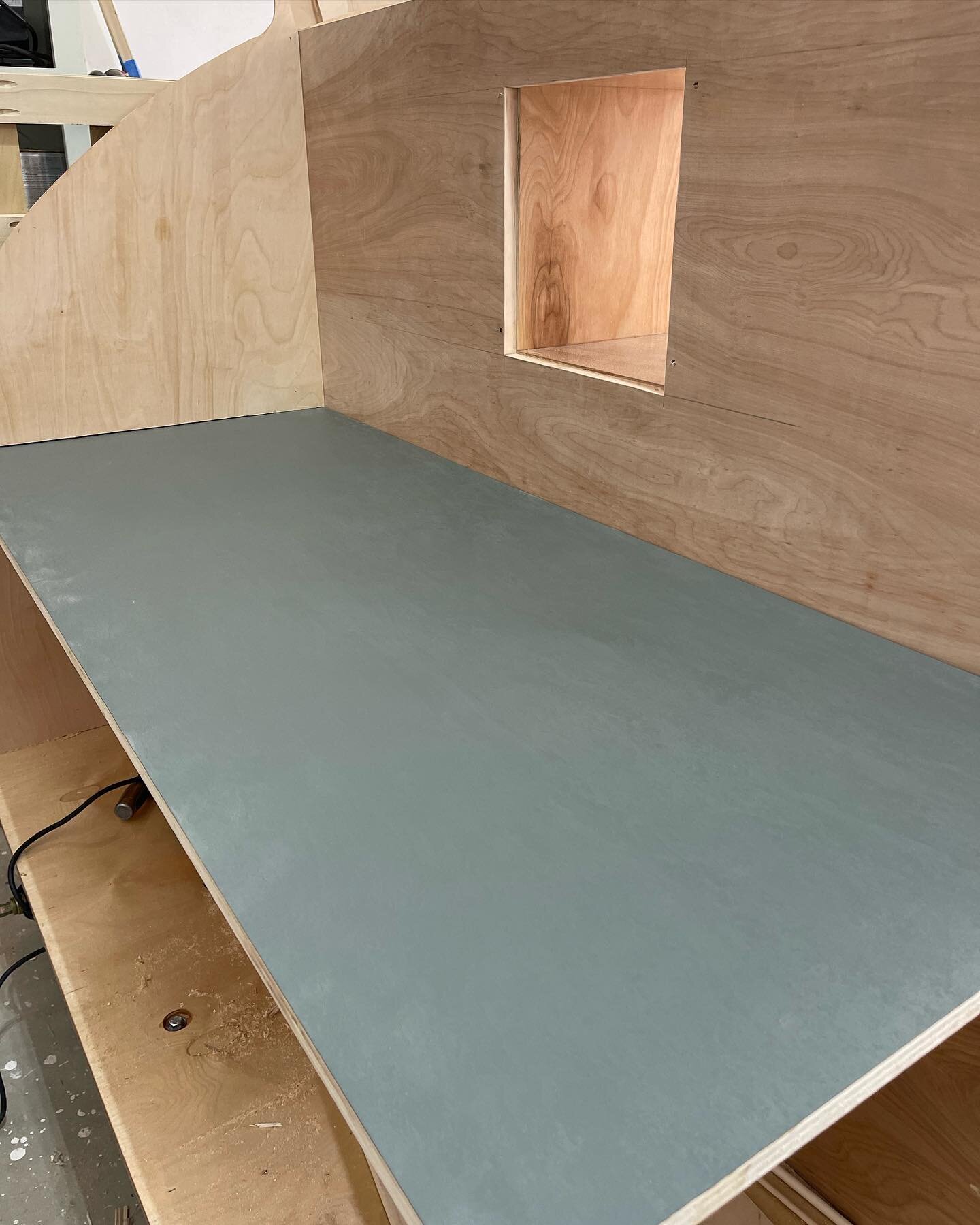 Got the formica glued to the countertop and the interior table today. Then struggled massively with getting the second wall on&hellip; We will try again tomorrow. 

&hellip;

#teardropthalassa #teardrop #teardroptrailer #teardropcamper #teardroptrail