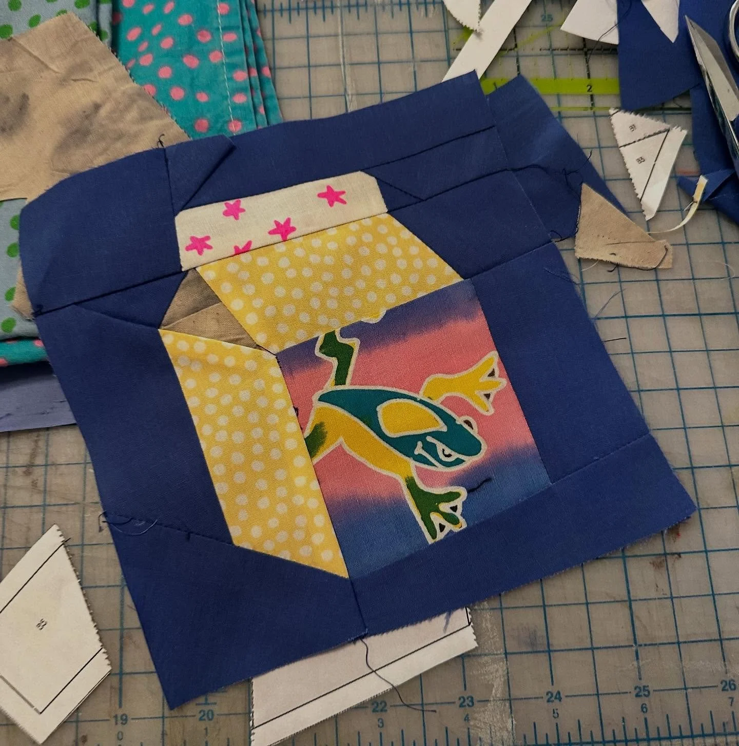 Got 9 of these little batik frogs at a yard sale and had to figure out a way to include them in a baby quilt but in a more modern way. I'm obsessed with the juicebox! #juiceboxquiltblock by @spunstraw
