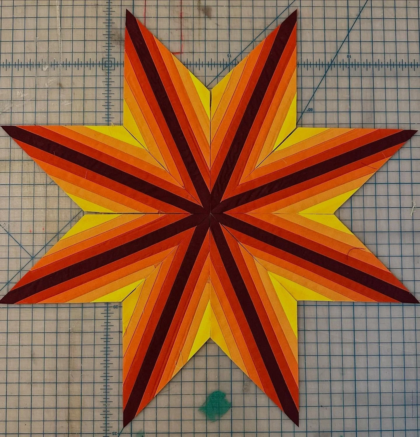 I went for symmetry instead of randomness for the final block of the #combostarbom with @plainsandpine and I'm OBSESSED. #combostarquilt #plainsandpinepatterns #modernquilting