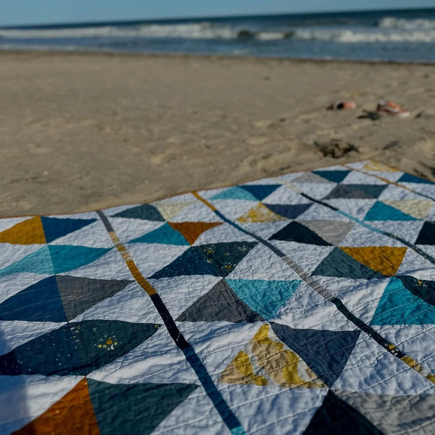 Timekeeper quilt details and tag 🥲

#modernquilting #sharonhollanddesigns 
#timekeeperquilt
