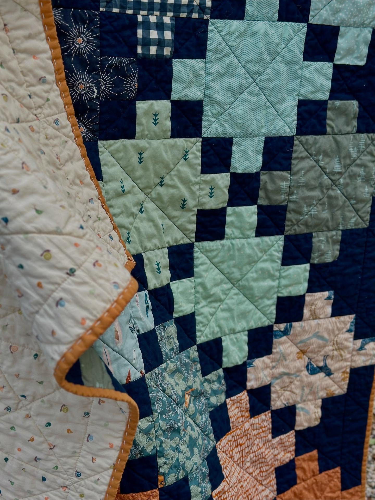 Another #celticcrossing baby quilt for an incoming bundle! So in love with the sweet little snail backing by @suzyquilts 

#celticcrossingquilt #babyquily #loandbeholdpatterns #suzyquiltsfabric