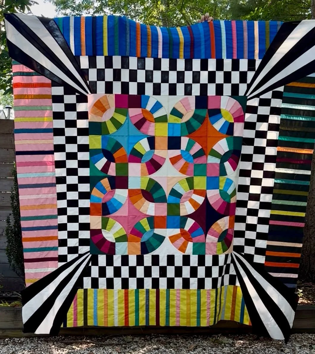 I actually really hate how there's no curves around the outside part of the pattern to tie into the middle.... So, I think I'm gonna cut her up 🤪 #improvquilting #improvquilt #modernquilting #blockstudiescollective