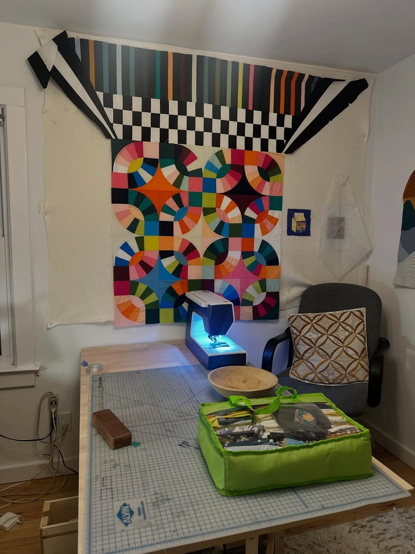 I have no pattern that includes corner pieces like this, so had to solve that. Knowing how to do Y-seams was helpful, but I totally just went for it when it came to cutting these big pieces. And it worked!

#modernqulting #improvquilt