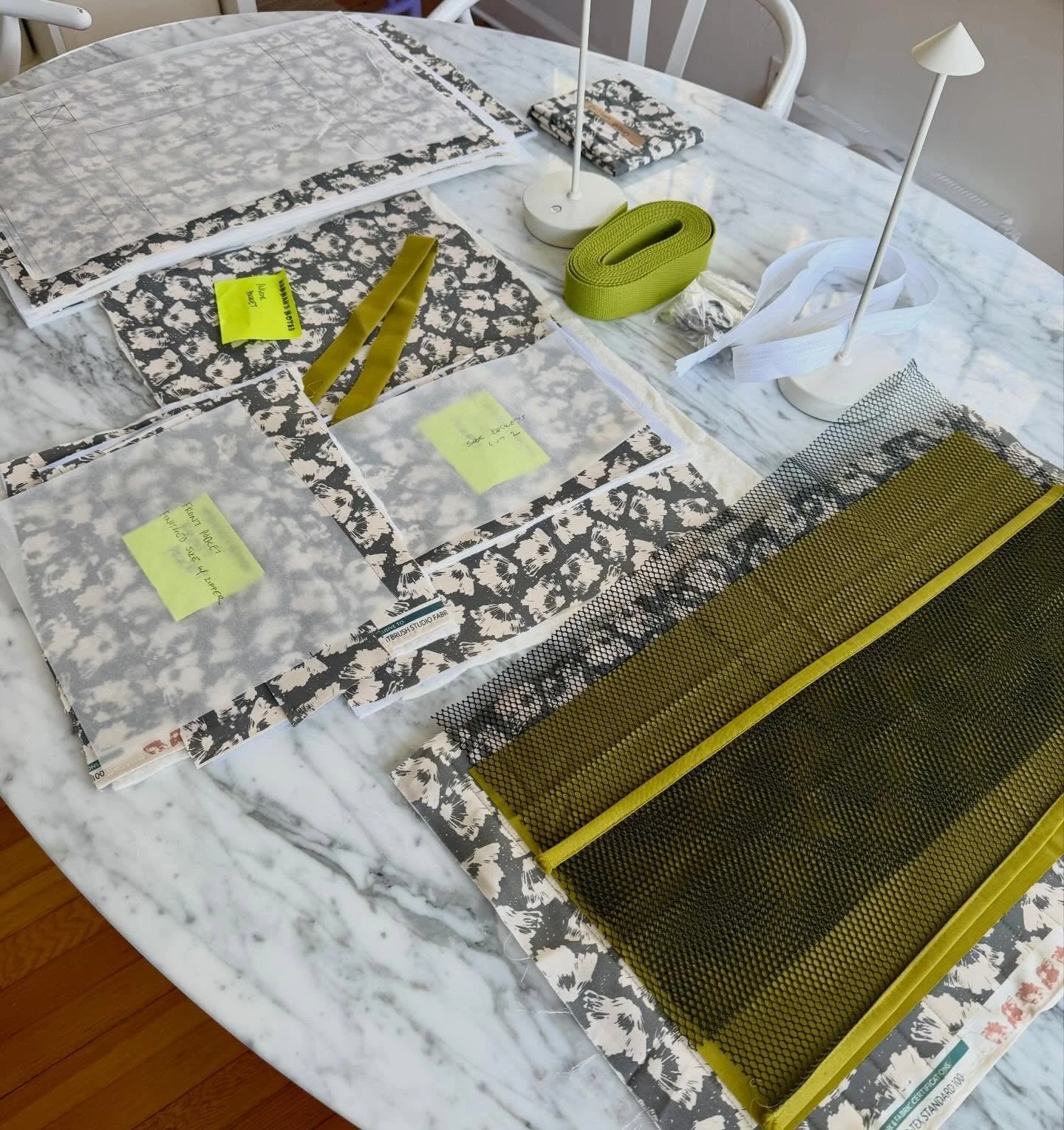 I'm moving soon, which means I'm finally getting around to a project that been on my list for a while: a nice travel bag for my sewing machine! 

I'm using elements from two different patterns to land on what I want: the #doableduffel by @matantequil