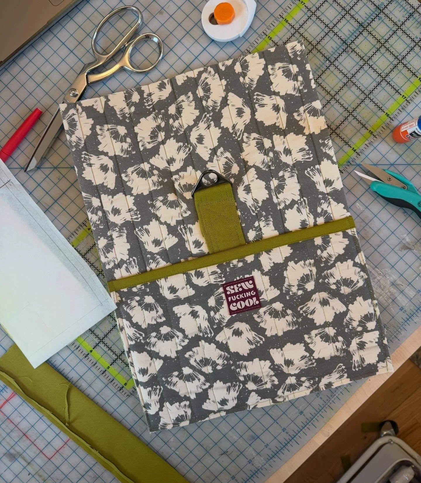 Sewing bag progress! 

Pattern drafted myself based on 1. the #doableduffel by @matantequilting and 2. the Sewing Machine Travel Bag by @sewsweetness

Sweary tag by @kylieandthemachine