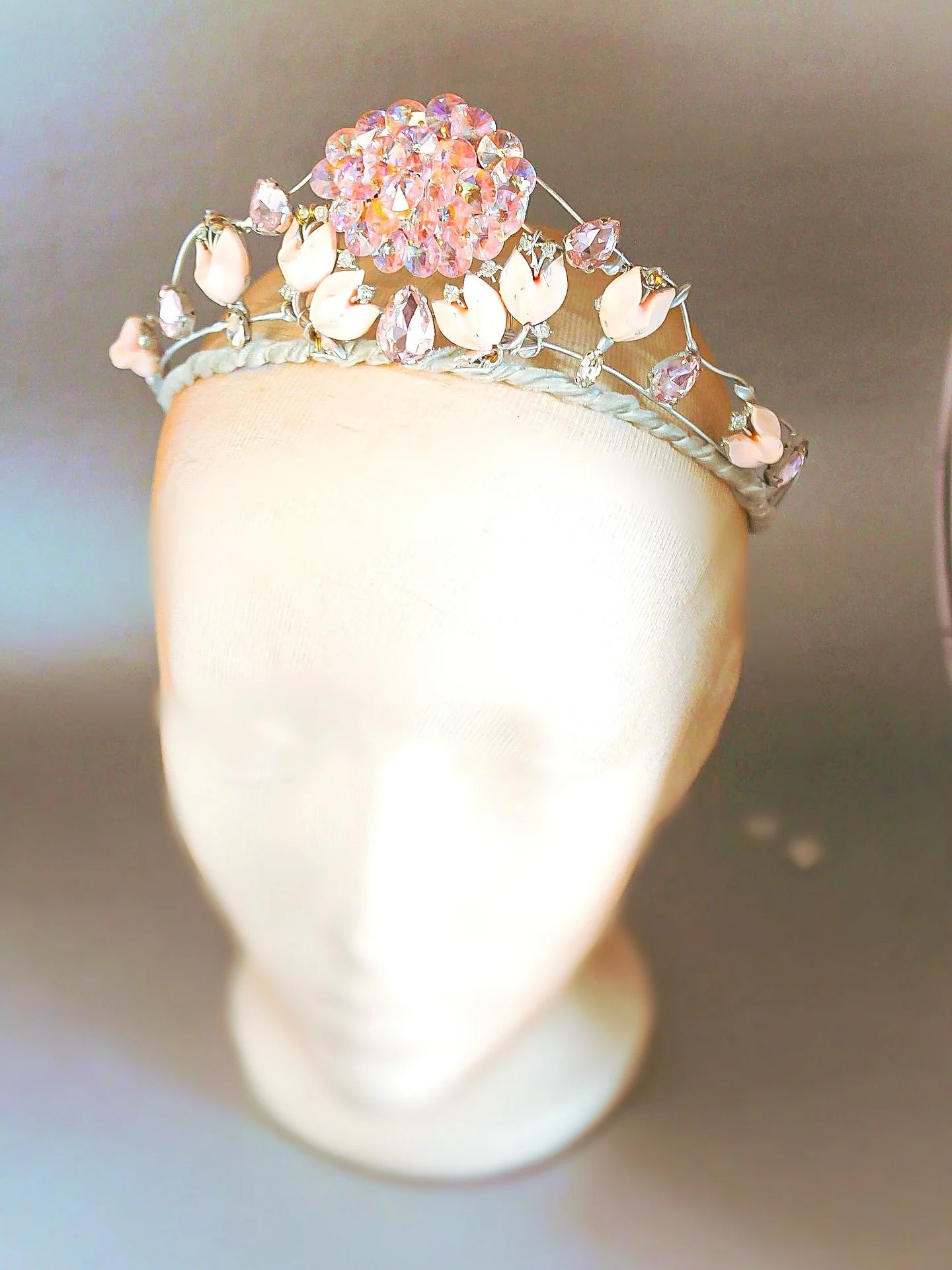 Want one like this? 👑
&ldquo;Commission process + turnaround &mdash; tap to order or save for inspo. 💌 

#ShopHandmade #CrownDesign&rdquo;