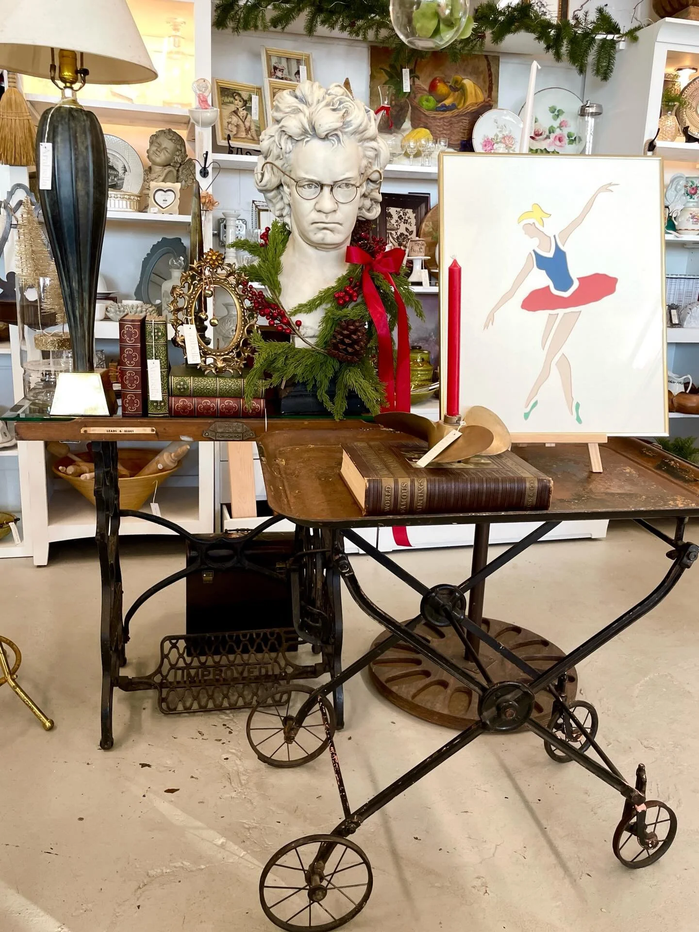 We&rsquo;re open today 11-5pm

#arabellahomeindy #vintage #shopping