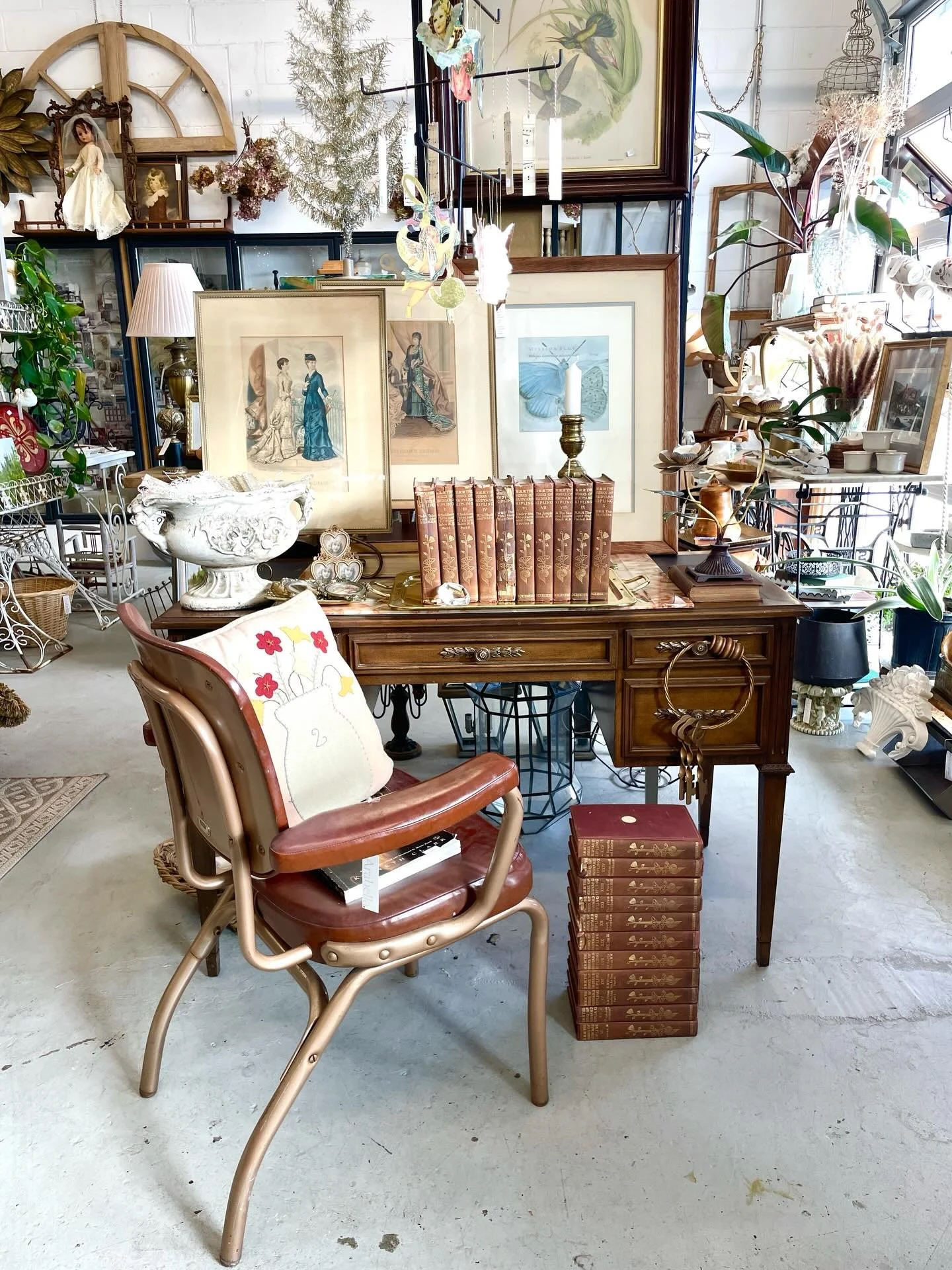 We&rsquo;re open tomorrow 10-5pm

#arabellahomeindy #christmas #gift