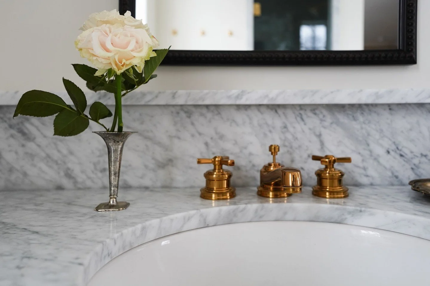 Are you team aged brass or polished nickel? Personally, I think the magic happens in the mix with layering textures and materials. That's what makes a home feel collected and lived-in. #BBDCrescentTwo
Design: @bburnsdesigns
Builder: @refined_custom_