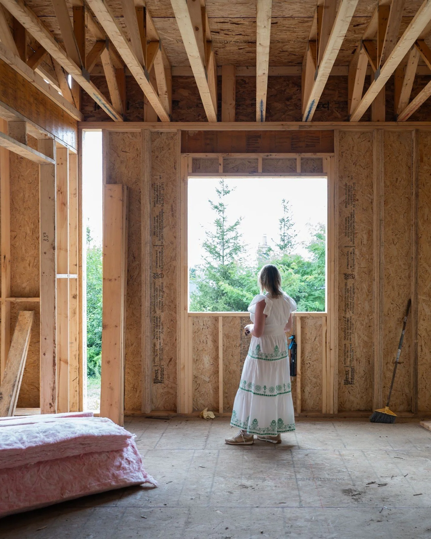 Site visit at #BBDGreenFarmRoad. The view is already beautiful, but it will be framed out by stunning spaces in 2026. 🌲 🖤
Design: @bburnsdesigns
Builder: @refined_custom_homes
#interiorstyling #midwesthome #mydomaine #smpliving #sodomino #howwedw