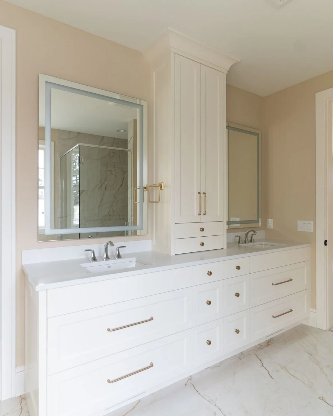 Mirror, mirror... let's make it modern. ✨ #BBDMirrorLakesTwo
Design: @bburnsdesigns
Builder: @refined_custom_homes 
#interiorstyling #midwesthome #mydomaine #smpliving #sodomino #howwedwell #minnesotainterdesign #bburnsdesigns #interiordesigner #lo