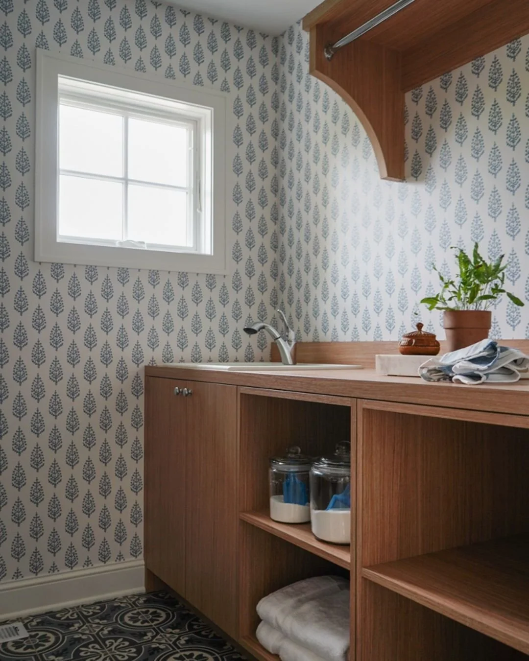 A little pattern goes a long way... yes, even in the laundry room! #BBDHighland

Design: @bburnsdesigns
Builder: @refined_custom_homes

#interiorstyling #midwesthome #mydomaine #smpliving #sodomino #howwedwell #minnesotainterdesign #bburnsdesigns #in