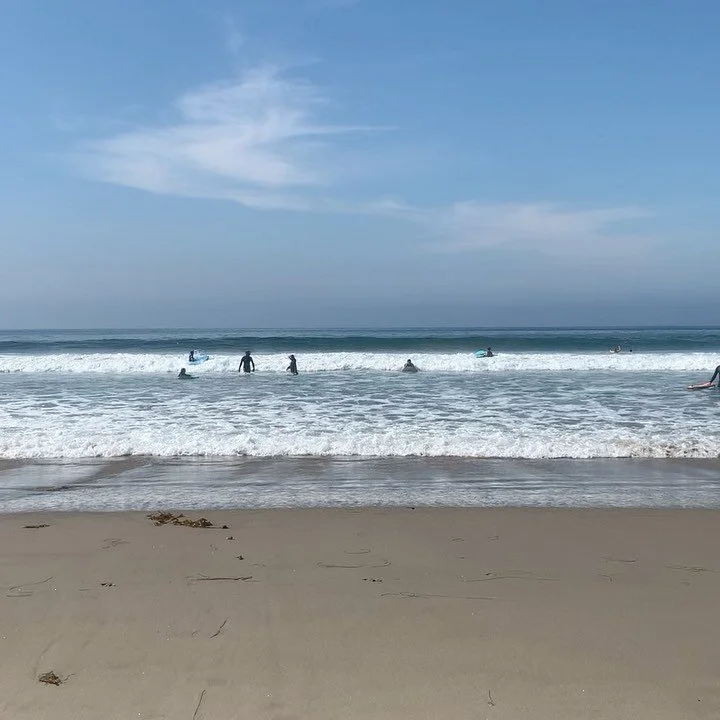 Epic group session this morning! Everyone was ripping! Book a session on our website for this week or weekend! Mahalo 🏄&zwj;♀️🌸🤙 @isabellaanerdi