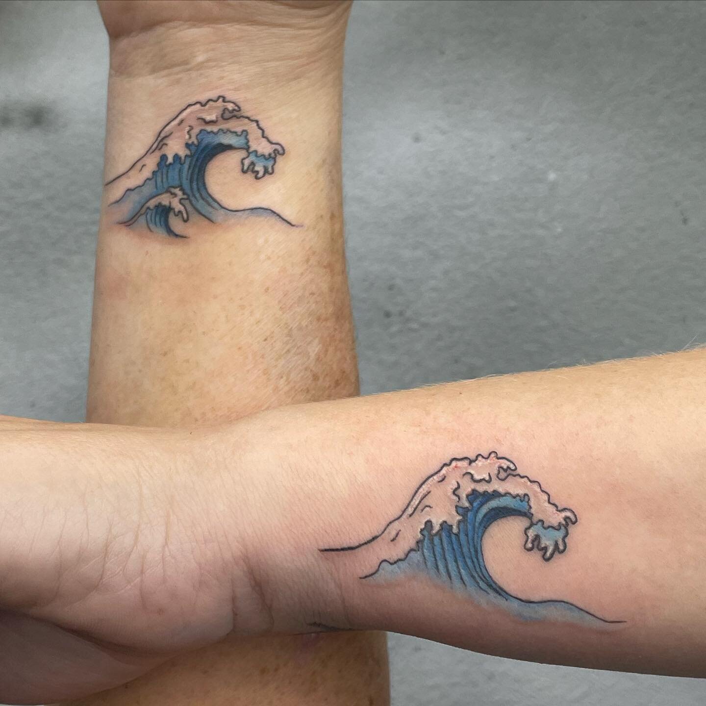 Two little waves for these two awesome ladies, thank you for the trust! Good times at the shop!! #tattoosbyvivo #artisvivo #vivoart #onyxtattoos #onyxtattoostudio #nbtxtattoos #nbtx #newbraunfels #colortattoos #wavetattoo #waves