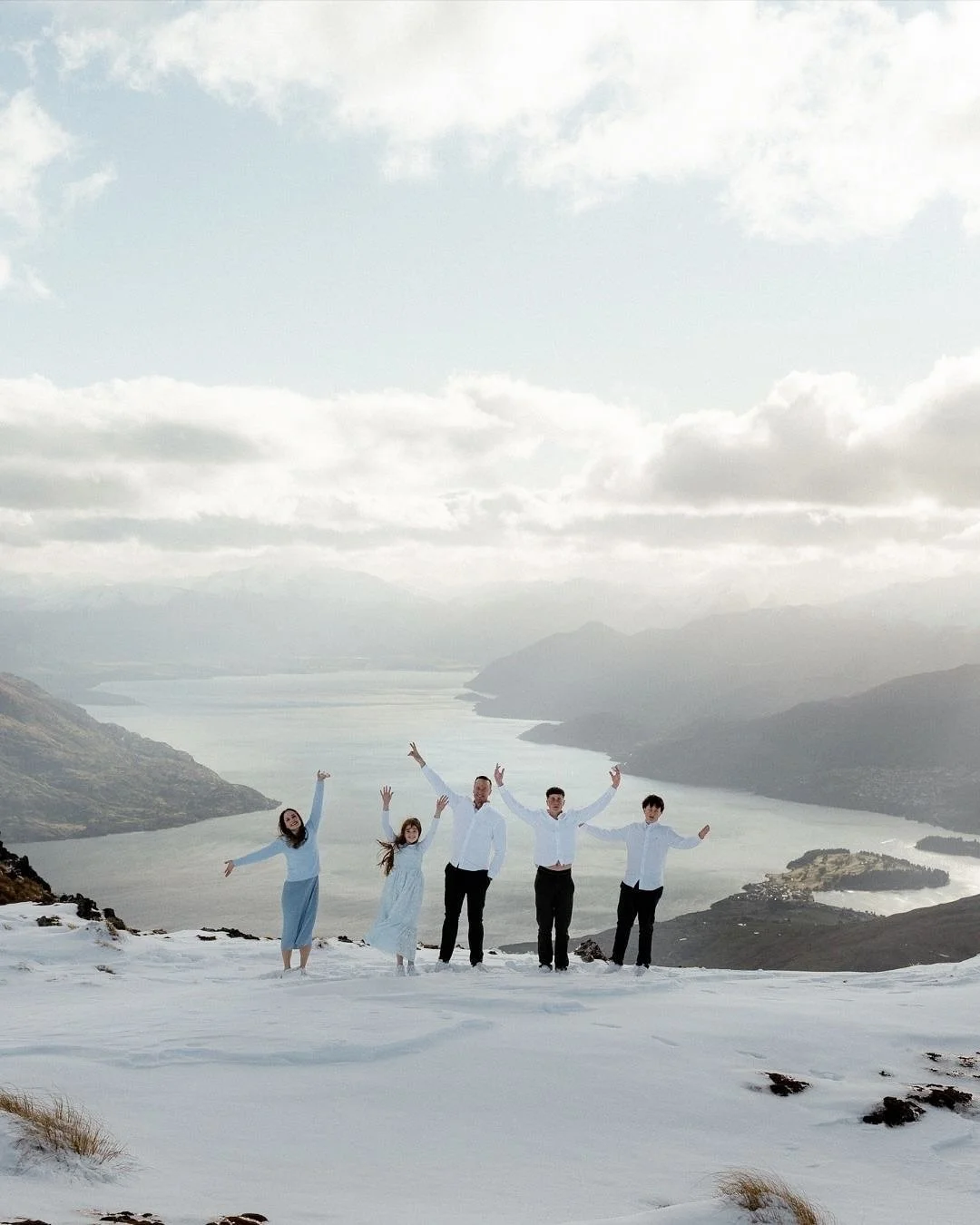 How epic is this family heli photoshoot up The Remarkables! It was a cold and windy spring day in Queenstown but it was worth it for these amazing photos! 
.
#queenstownfamilyphotos #queenstownfamilyphotographer #queenstownfamilyphotography #queensto