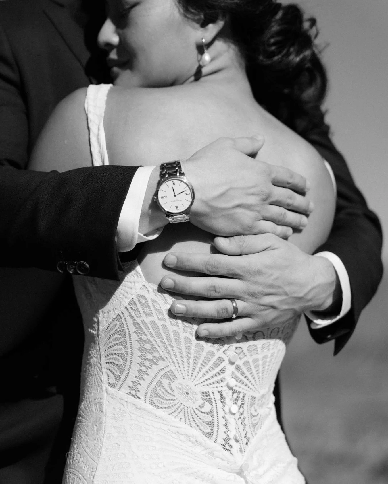 Hold the one&rsquo;s you love close. 
.
#queenstownelopement #elopementphotographerqueenstown #queenstownelopementphotographer