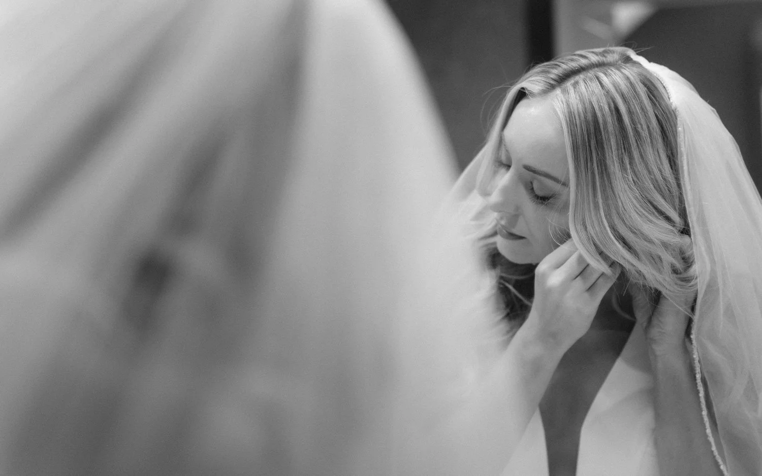 beautiful Queenstown wedding photo of bride getting ready in mirror at millbrook accomodation
