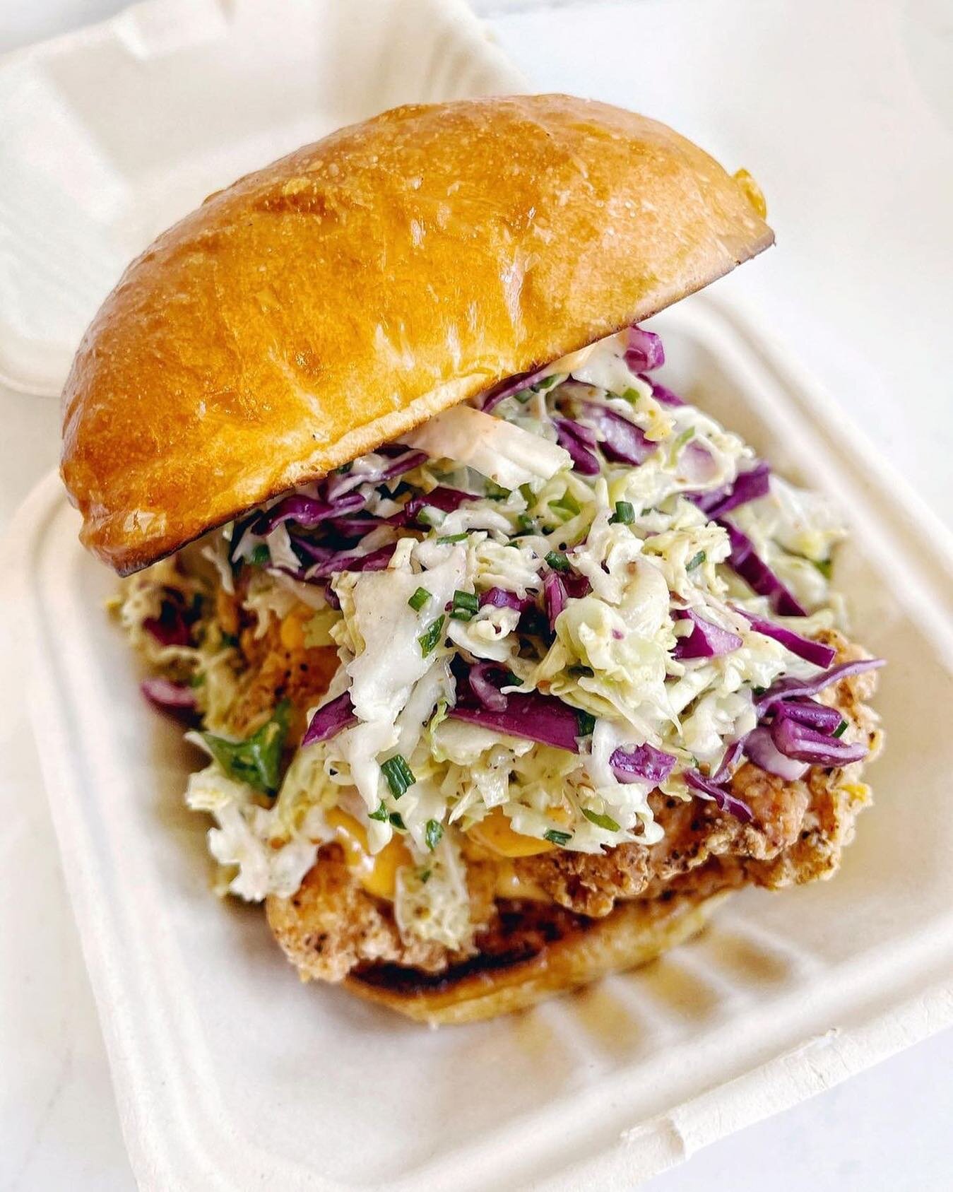 👊🏽The only way to end a long week is with @chairmantruck Karaage Chicken Bun topped with spicy aioli, yuzu honey mustard and cabbage slaw.
🍟Order it with a side of seasoned fries now.
📸@eatswithtiffany

#hawkeralley #chairmantruck #eatgoodgais #b