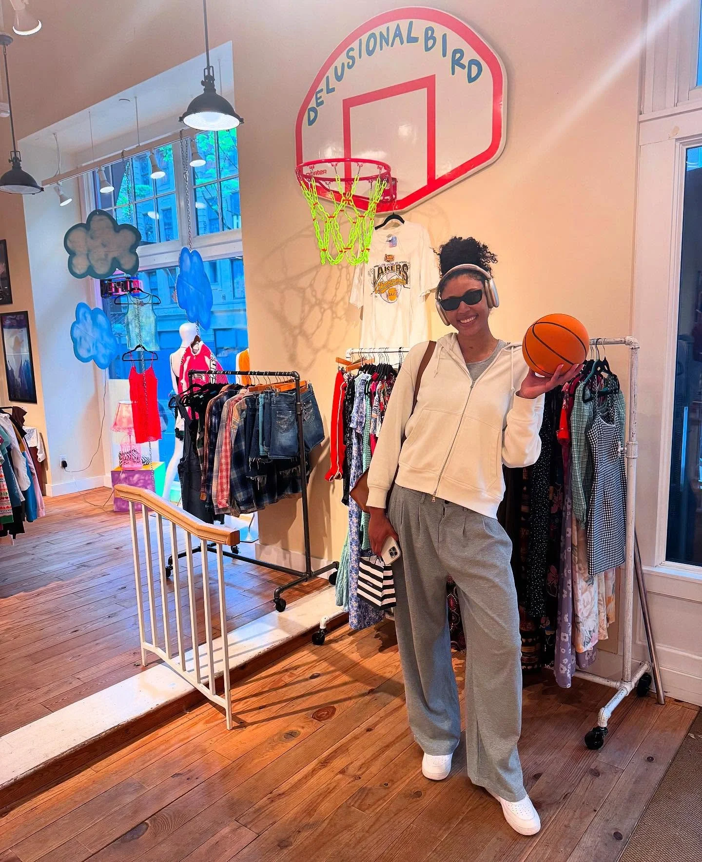 In the presence of greatness!!! Spotted hoop legend @olivianelson_17 running pregame errands before @connecticutsun takes on the @seattlestorm!!! Our city is so freakin cool 🙂&zwj;&harr;️🔥⭐️🏀☀️💥🌫️

#seattle #visitseattle #basketballseason #seatt
