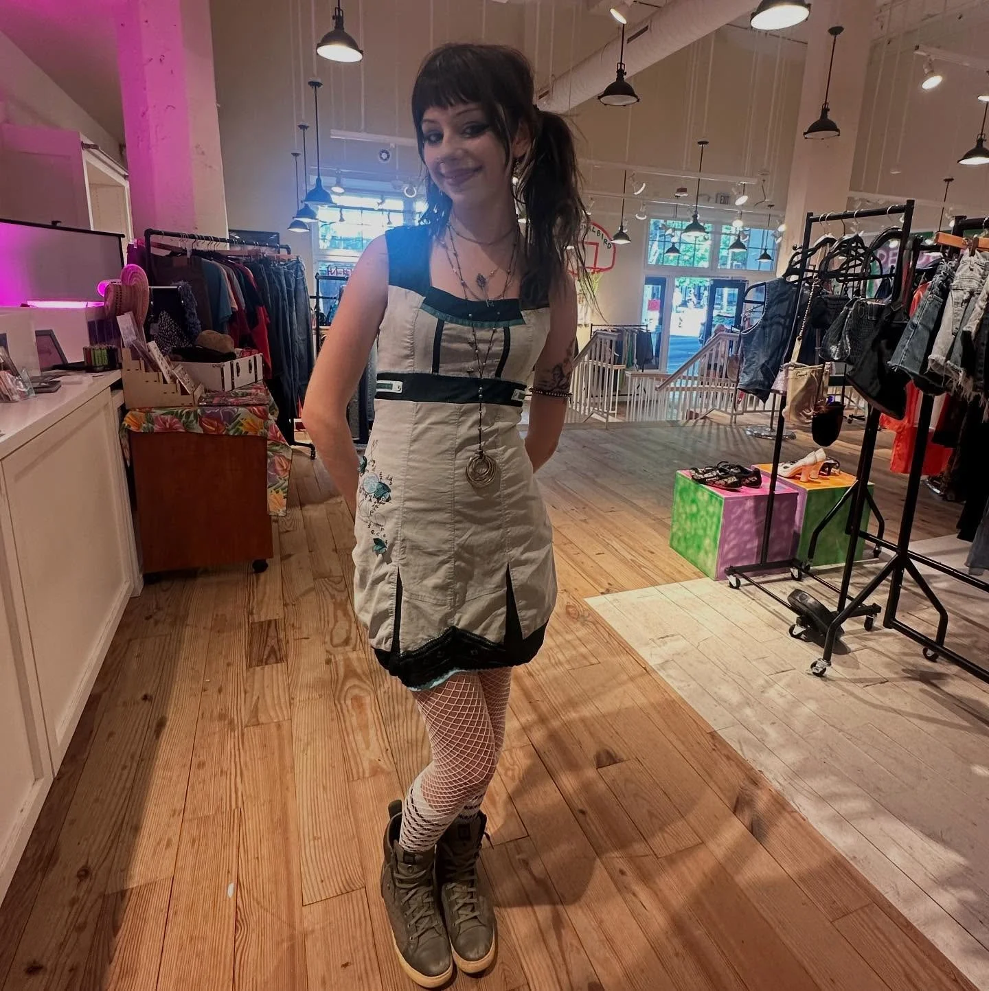 Our sweet Isa is in the shop today until 7pm and is here for all your styling needs!!! Come visit her on this beautiful Sunny Saturday 🪽⭐️