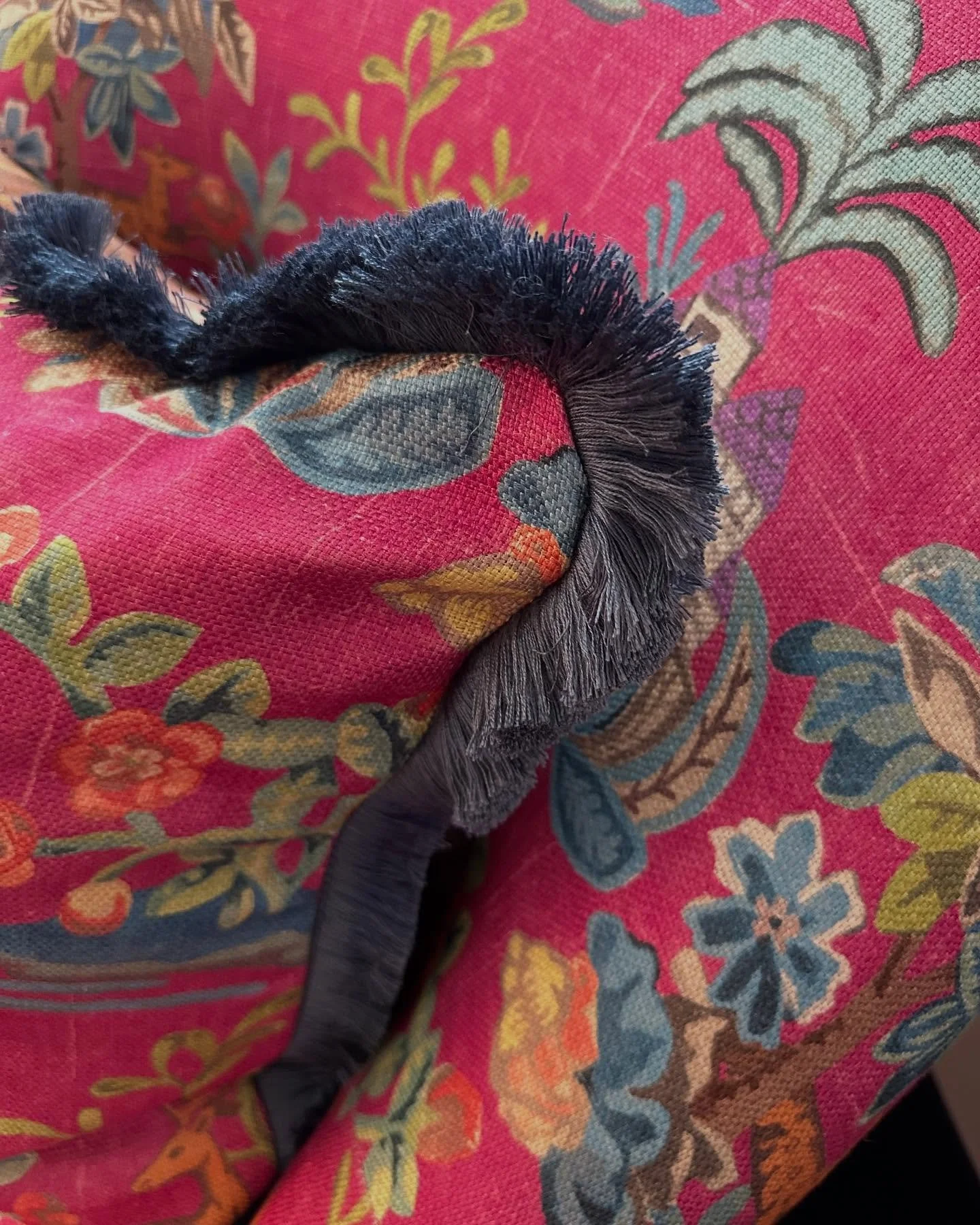 On a gloomy Monday; wet, blustery and grey outside we select a few bright patterns to lift our mood! 
Not forgotten, but perhaps a little overlooked of late - a total favourite, and versatile to boot; @annaspirotextiles ‘Tattie’. A moder