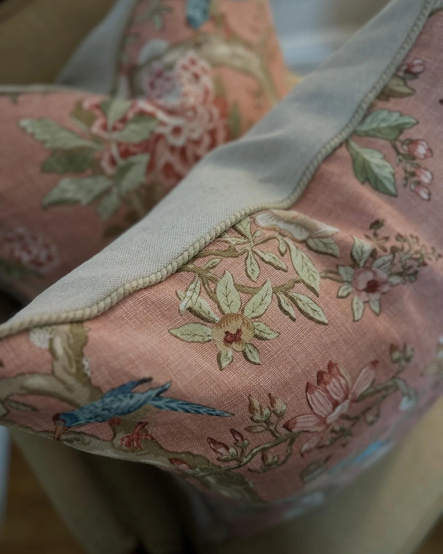 ‘Eltham’ is back … so beautiful. The birds and flowers with the mix of soft pinks. Blues and neutrals pares back perfectly with the linen rope trim and a natural linen backing.
55x55cm, zip closure and feather insert included &hel
