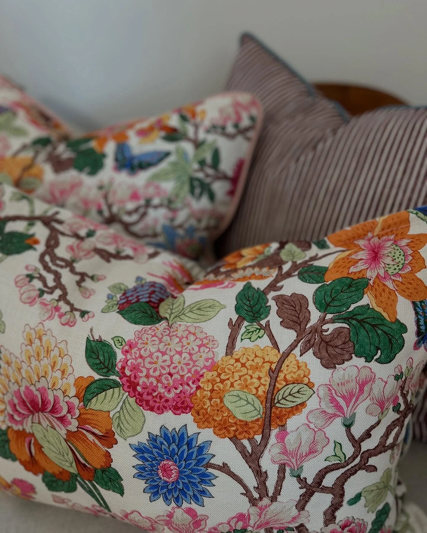 A mixture of shapes, sizes, patterns and most importantly, colour.
Big square, medium square and an oversize lumbar … looks beautiful, but also gives you varied options for comfort.  Feather filler clouds for your couch or chair and a feast f