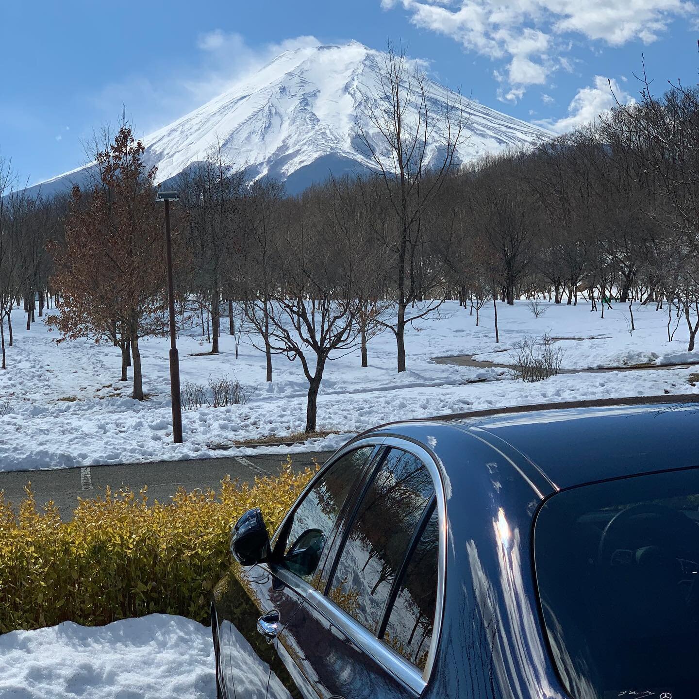 Drive to Mt.FUJI 🗻Still some snow remains.. such grace..
And stopped by Lake Ashinoko, Hakone onsen resort. Fulfilling day trip with luxury fleet 💜

●●●
TLS offers Hakone Day trip package or VIP transfer between Tokyo and Hakone. Our multilingual d