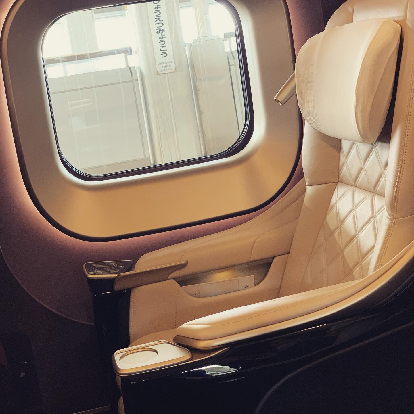 【FIRST CLASS BULLET TRAIN】a lot of fun with Luxury train trip to Kanazawa 🚅 free drinks all the way 🍾

●●●
TLS offers round trip to Tokyo Station. We can guide you the most safety and comfortable way to travel outside Tokyo. Your satisfaction is ou