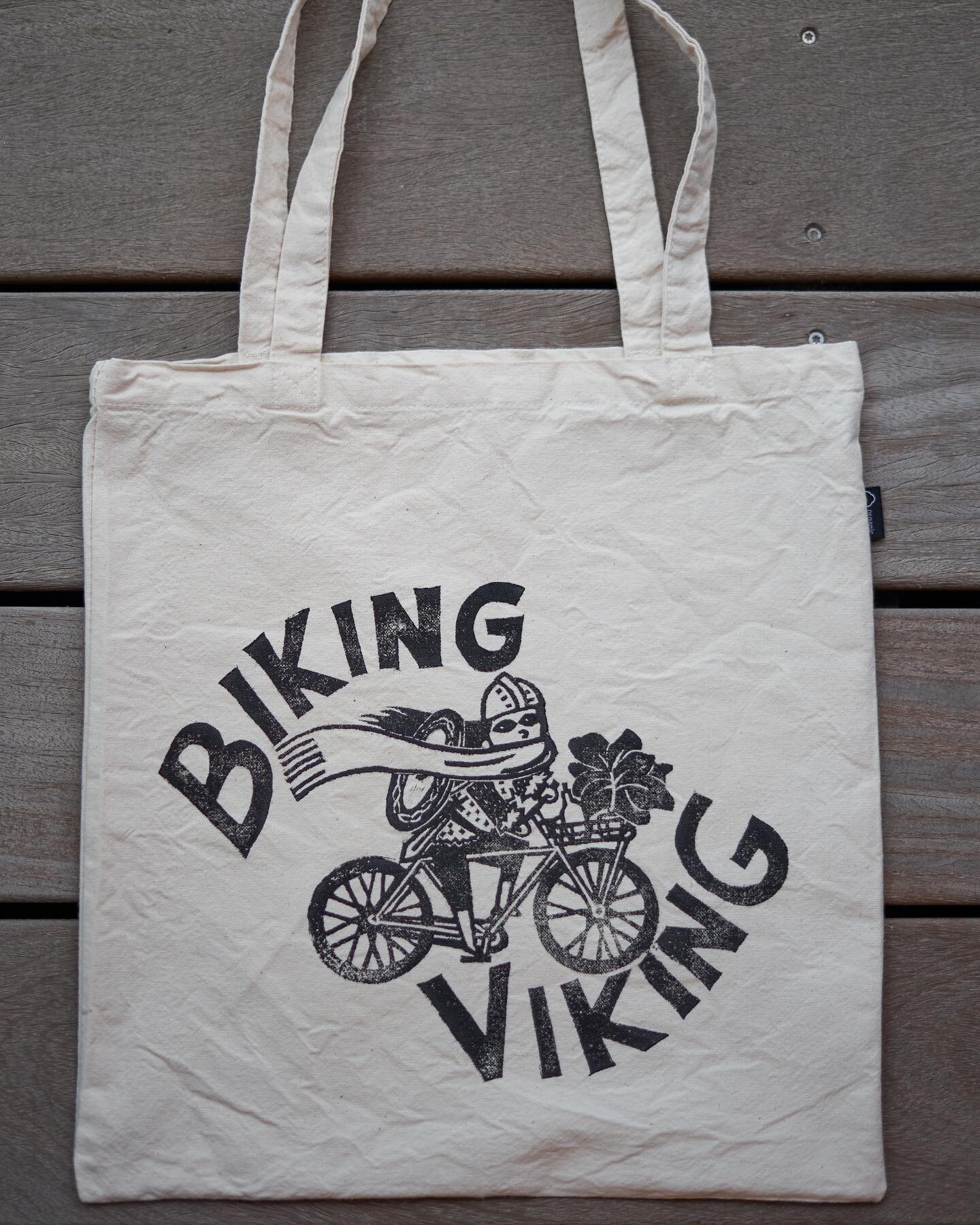 Are you a brave biker? Or a Copenhagen lover? Maybe both?! If so I might have just the right thing for you!😁 After loads of testing these sweet tote bags are finally available on my website! 🚲🇩🇰 #copenhagen #bikingviking #cityanatomy #denmark #da