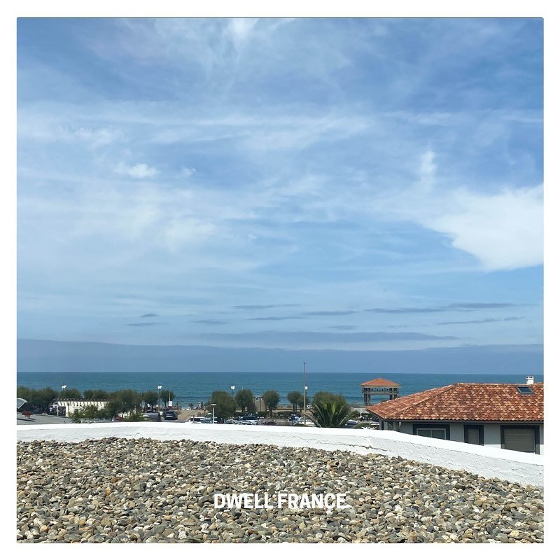 Id&eacute;alement situ&eacute;e &agrave; 20m de la plage de la Chambre d&rsquo;amour, cette Villa offre un cadre de vie hors du commun.

Forte de ses 237m&sup2; Carrez, ce bijou enti&egrave;rement r&eacute;nov&eacute; avec raffinement, met en &eacute