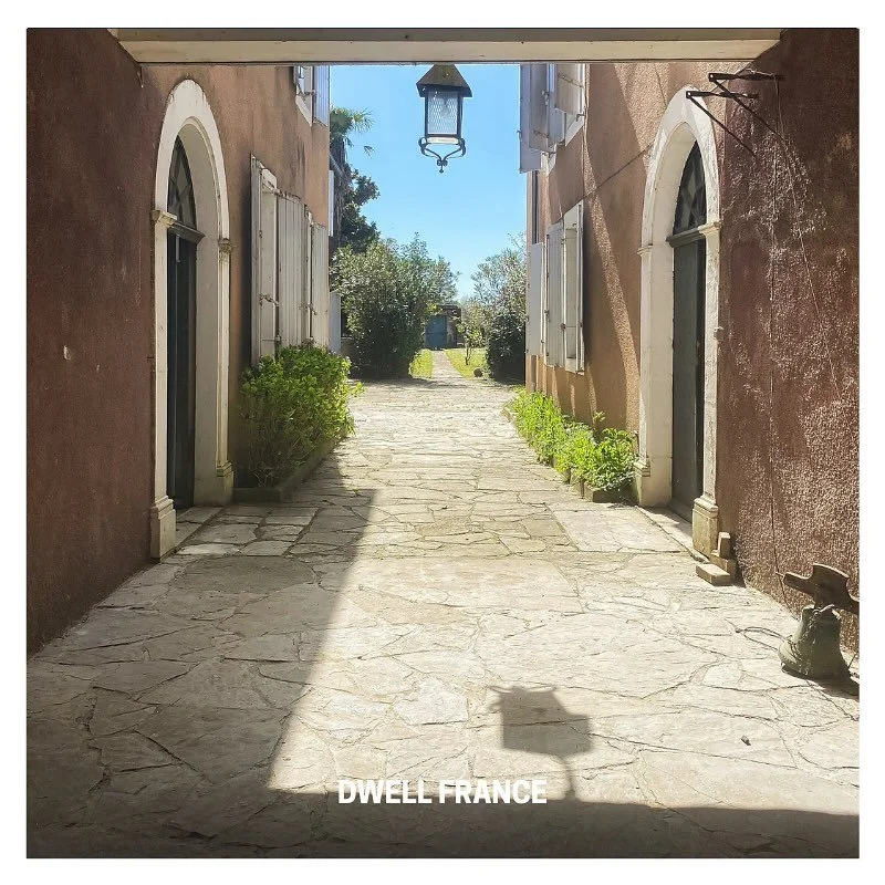 DWELL FRANCE vous propose DELILAH : 

Nich&eacute;e au c&oelig;ur du village de Sauveterre-de-B&eacute;arn, class&eacute; &laquo; cit&eacute; de caract&egrave;re &raquo;, voici Delilah, un impressionnant double corps de ferme datant originellement du