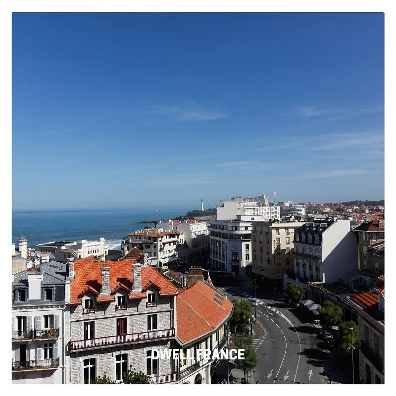DWELL FRANCE vous propose JULIE : 

Pour les amoureux du centre-ville de Biarritz et de son cadre de vie enchanteur, voici un bijou situ&eacute; Place Clemenceau, avec vue mer ! Dans un style typique de la fin des ann&eacute;es 60, l&rsquo;immeuble s