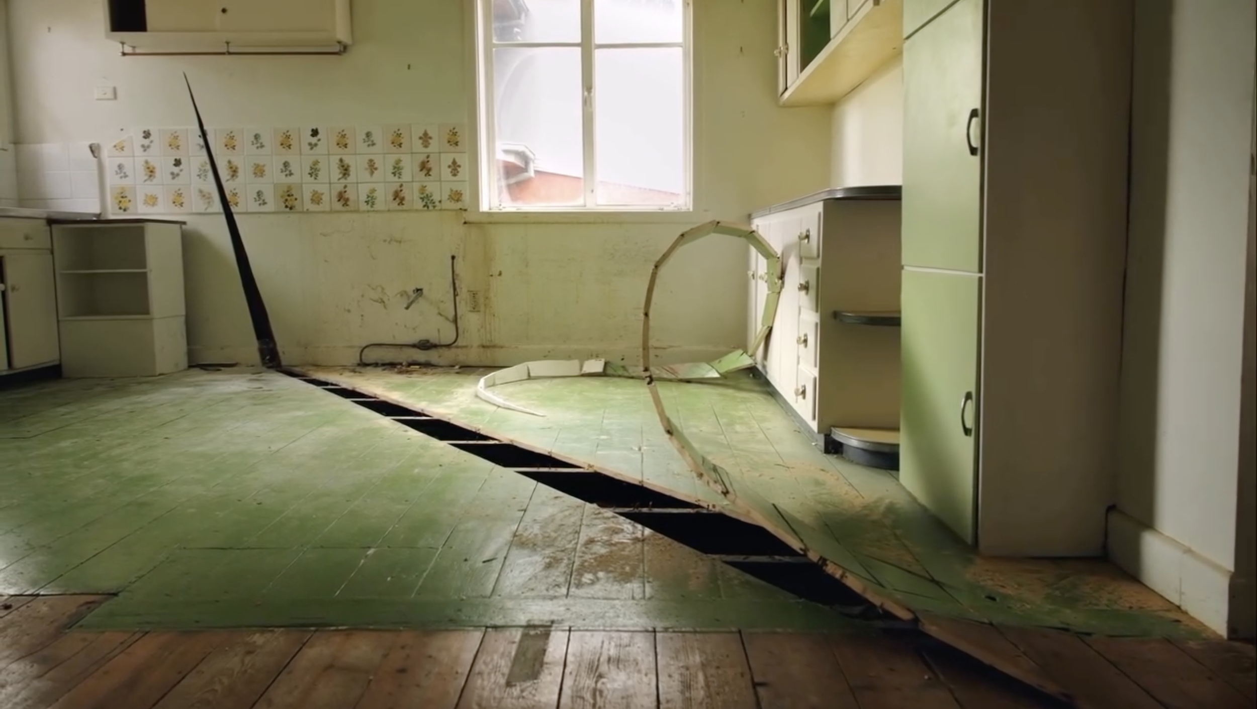 Robbie Rowlands - Cut To Green Then Through a Bed of Flowers
