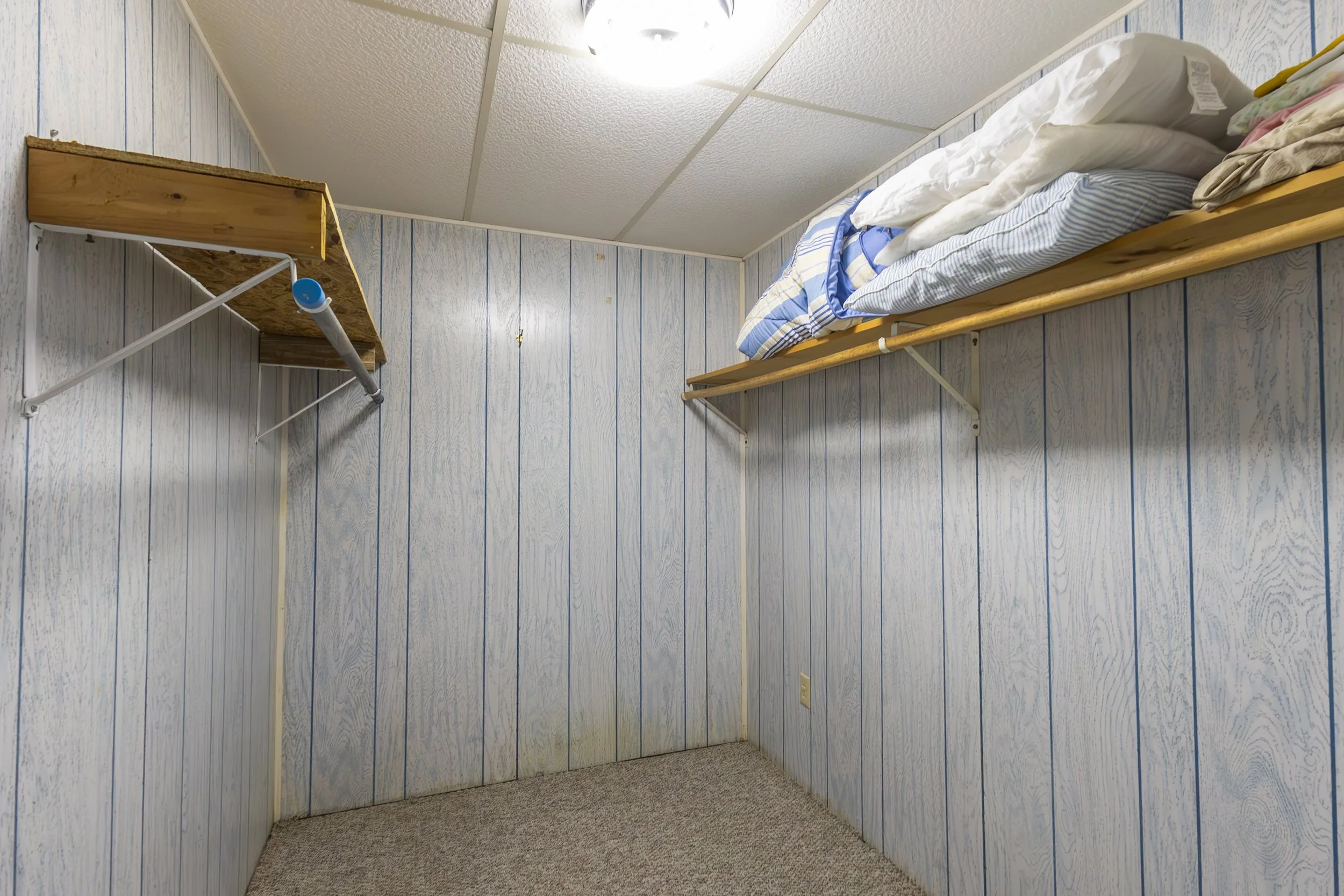 Basement room 1 closet.jpg