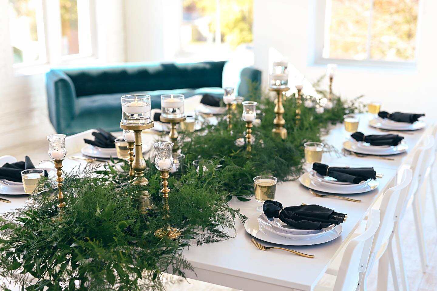 Table Service partnered up with @orchardlaneflowers + @maggieberri for this festive holiday table ✨✨
