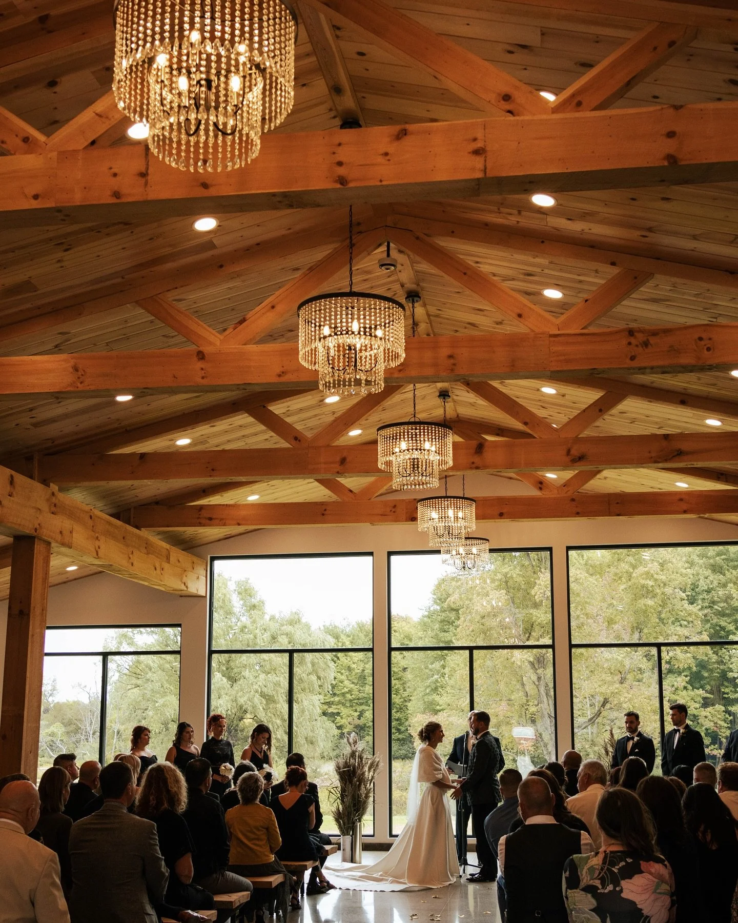 The most stunning views 🤝 @standingrockfarms ✨

#danarisphoto #monarchcreative 
#clevelandphotography #weddingphotos #standingrockfarms #clevelandweddings #ceremony