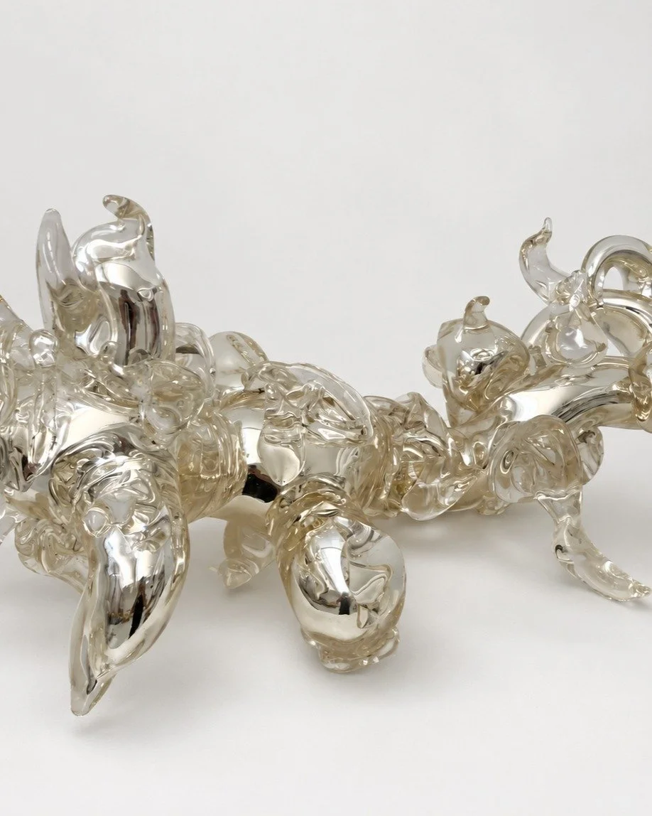 Der Skulpturen-Parcours f&uuml;hrt durch die Messe und r&uuml;ckt die dreidimensionale Kunst in den Mittelpunkt. Pr&auml;sentiert werden Skulpturen und plastische Arbeiten internationaler Kunstschaffender, darunter @felicithas_arndt, Till Augustin, @