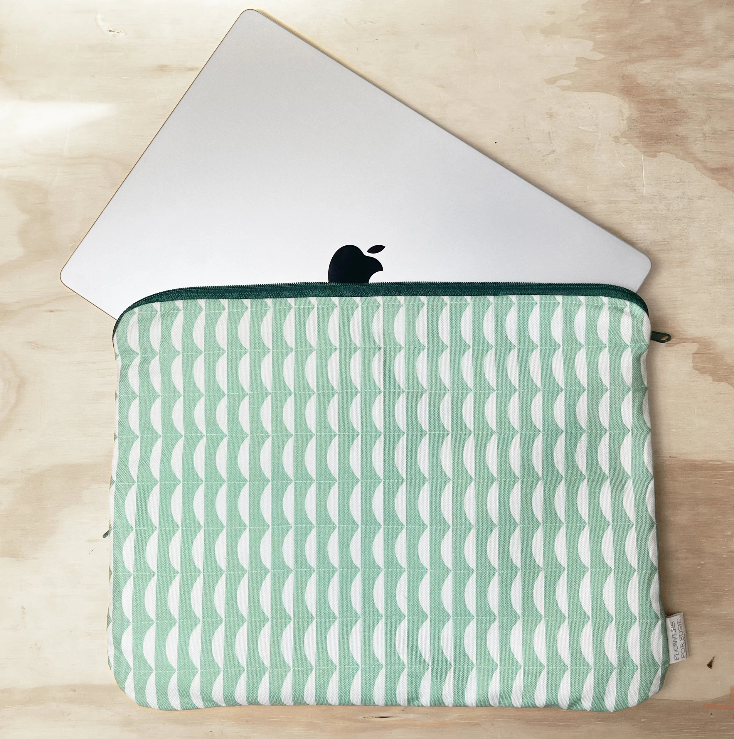 Scallop Laptop case PLAN VIEW with MAC.jpg