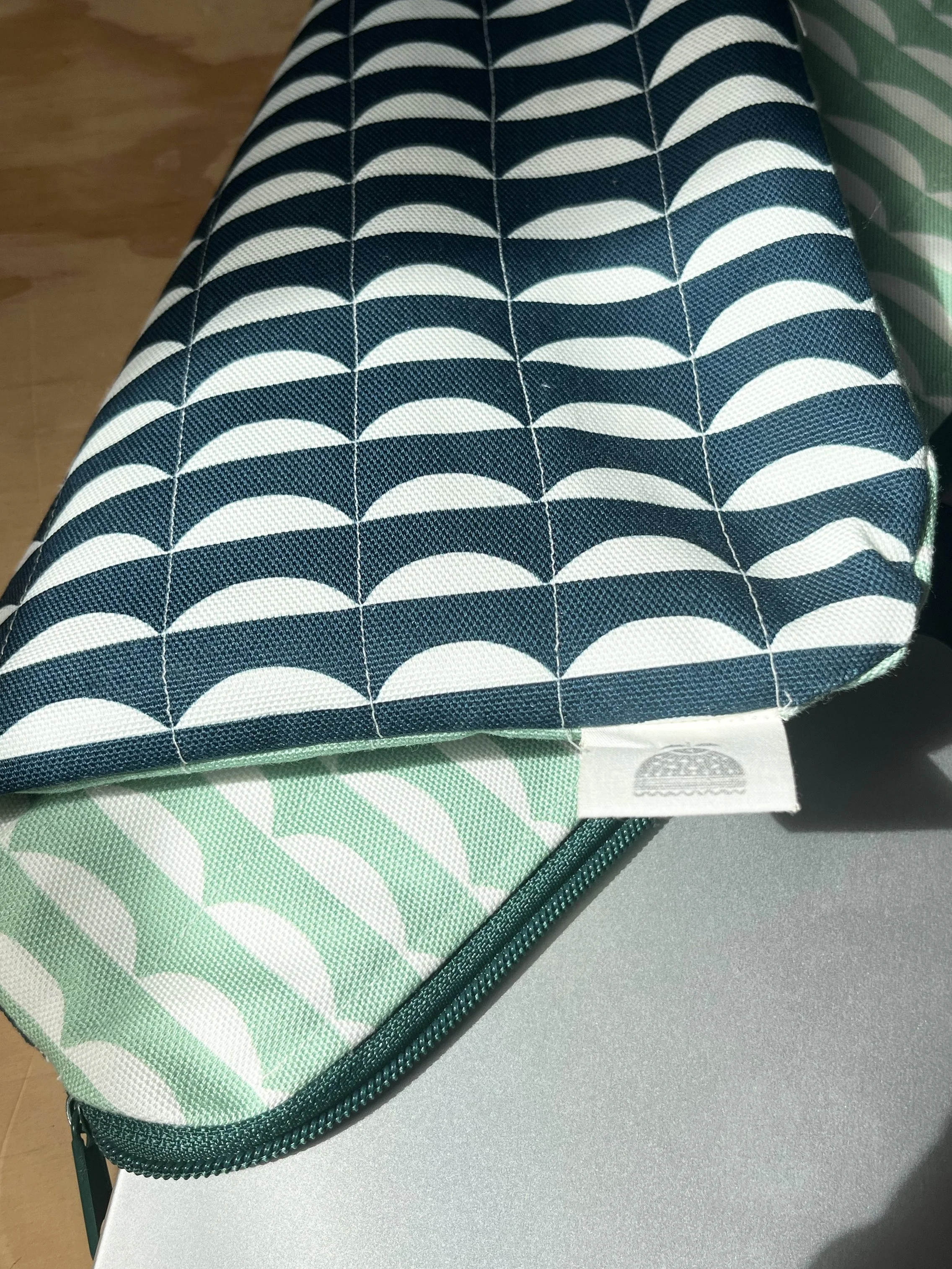 Scallop Laptop case - navy&mint contrast.jpg