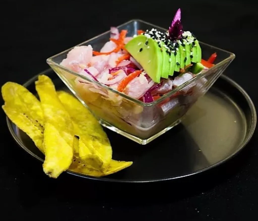 Ceviche de corvina fresca paname&ntilde;a con aj&iacute; dulce, cebolla morada, jengibre, trocitos de avocado y lim&oacute;n acompa&ntilde;ado con platanitos&hellip; Para chuparse los dedos 💚🥑
#todoavocado
#avoceviche
.
.
.
#avolovers&nbsp;#provoca
